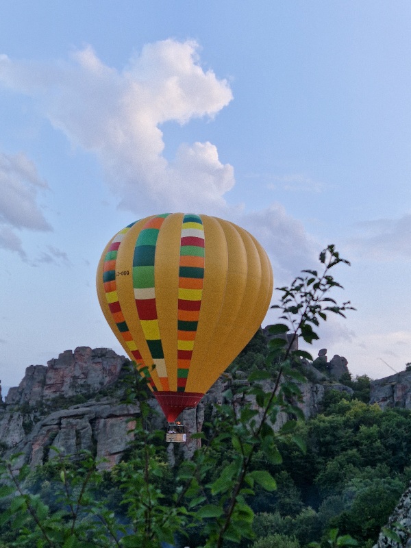 Panoramsko izdizanje balonom Belogradčik-tvrđava Kaleto-stene-baloni-sta videti