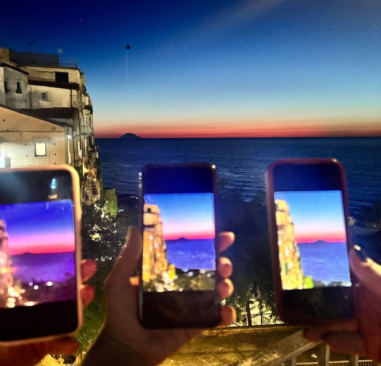 Sa ovog balkona se yalayak sunca ispra'a aplauyom i slika se vulkan Stromboli