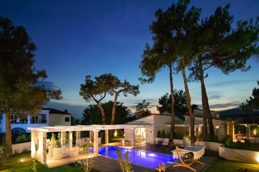 Alexandra Beach Thassos Spa Resort sa bazenom i pogledom na more u Potosu