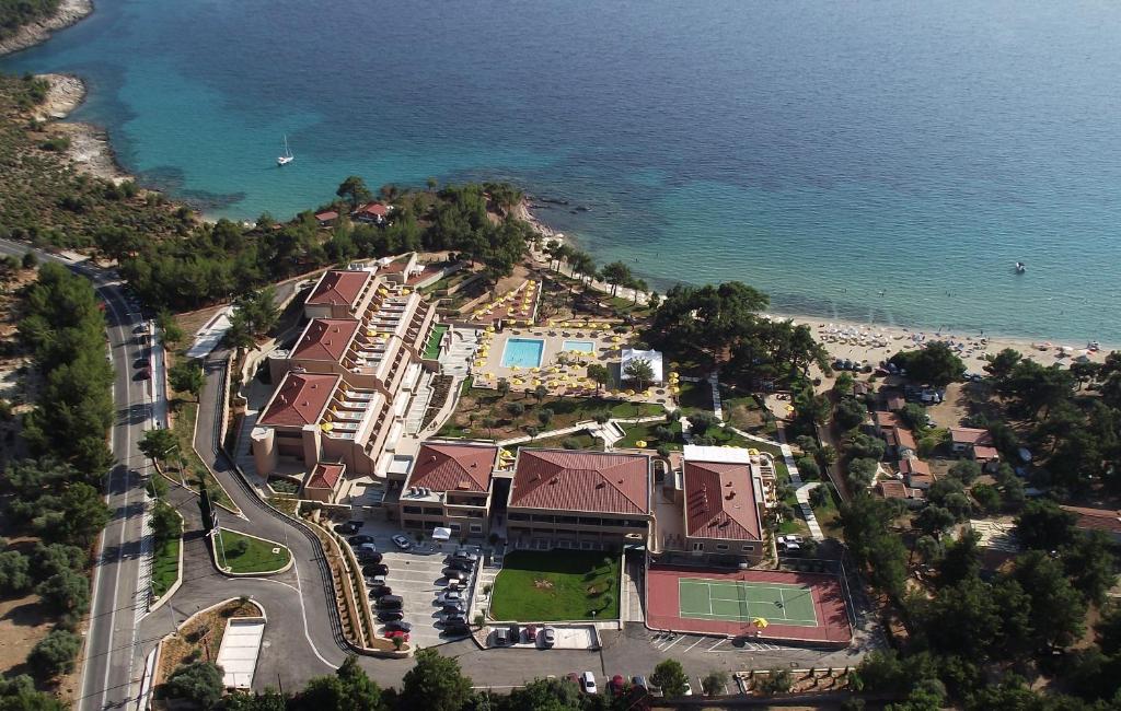 Royal Paradise Beach Resort sa infinity bazenom na plaži u Potosu