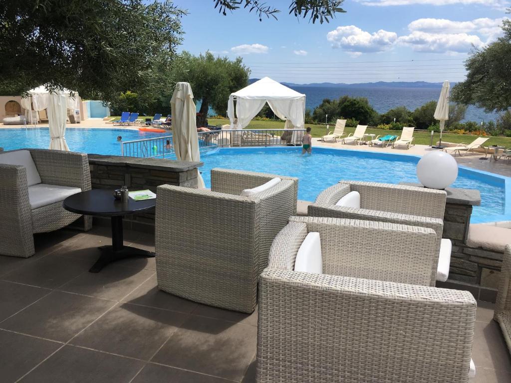Acrotel Elea Beach hotel okružen zelenilom na plaži Elia, Sitonija