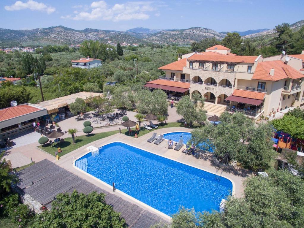 Atrium Hotel Thassos sa čistim bazenom i barom u Potosu
