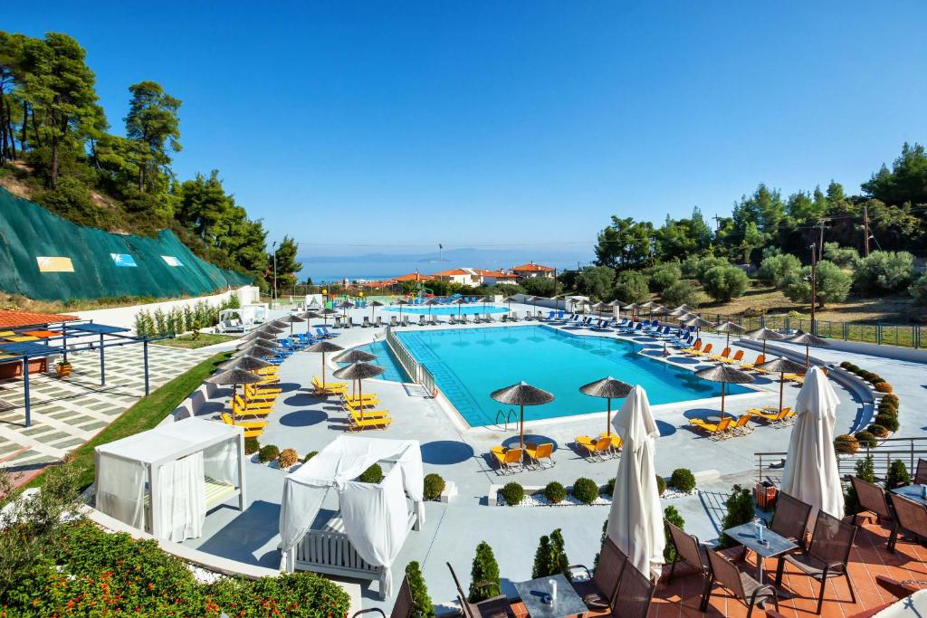 Atrium Hotel Pefkohori sa velikim bazenom i barom
