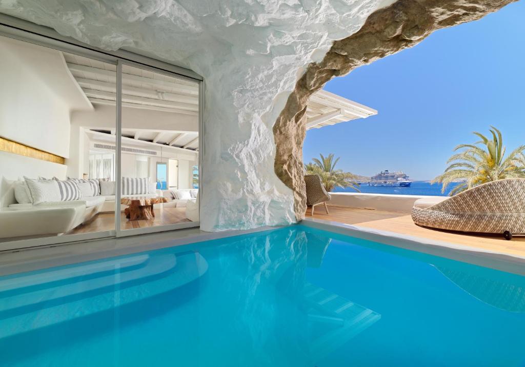 Cavo Tagoo Mykonos sa infinity bazenom i barom sa akvarijumom
