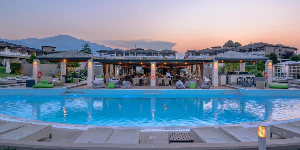 Dion Palace Resort sa bazenima i pogledom na planinu Olimp