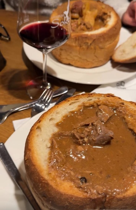 Gulas-u-hlebu-Sokol-Ljubljana Gulas-u-hlebu